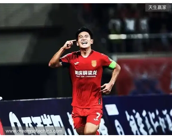 登顶中超！十人铜梁龙2-1三镇5轮不败 杜月徵染红张志雄造两球